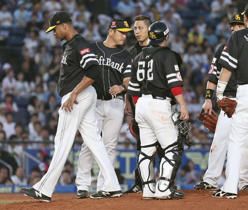 2回、マウンドを降りるソフトバンクのミランダ（左端）（共同）