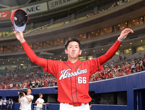 中日対広島　プロ初セーブの遠藤はファンの声援に応える（撮影・前岡正明）