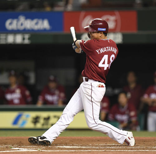 西武対楽天　8回表楽天無死一、二塁、プロ初本塁打となる右越え3点本塁打を放つ渡辺佳（撮影・鈴木みどり）