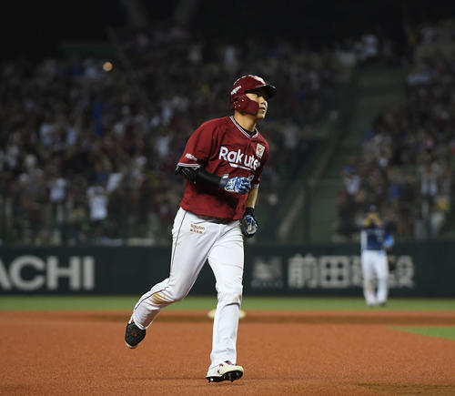 西武対楽天　8回表楽天無死一、二塁、プロ初本塁打となる右越え3点本塁打を放った渡辺佳はダイヤモンドをまわる（撮影・鈴木みどり）