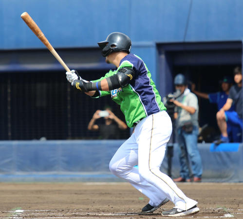 イースタン・リーグ　日本ハム対DeNA　1回裏日本ハム2死一塁で中前打を放つ日本ハム中田（撮影・山崎純一）
