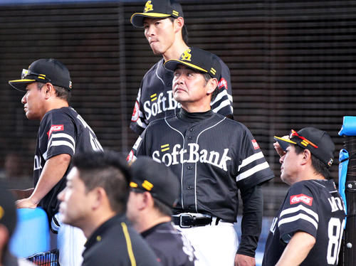 選手交代を告げベンチに戻るソフトバンク工藤監督（中央）（撮影・中島郁夫）