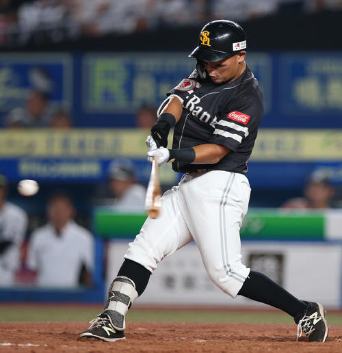 ロッテ対ソフトバンク　3回表ソフトバンク1死一塁、本塁打を放つ中村晃（撮影・中島郁夫）