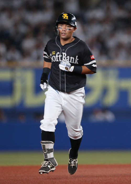 ロッテ対ソフトバンク　3回表ソフトバンク1死一塁、本塁打を放つ中村晃（撮影・中島郁夫）