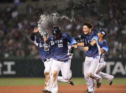 西武対楽天　10回裏西武2死一、二塁、サヨナラの左適時二塁打を放った中村（中央）はナインから祝福される（撮影・鈴木みどり）