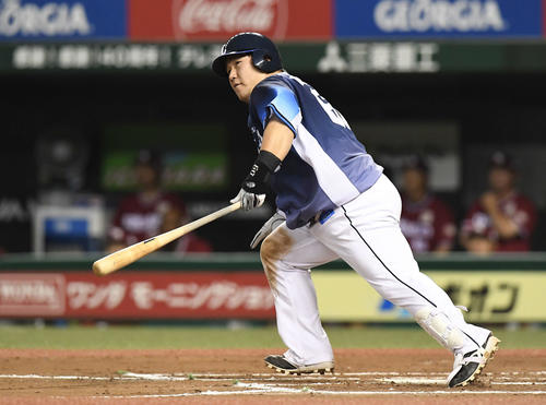 西武対楽天　10回裏西武2死一、二塁、サヨナラの左適時二塁打を放つ中村（撮影・鈴木みどり）