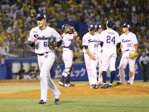 ヤクルト対阪神　4回表阪神1死二、三塁、降板となる田川（左手前）（撮影・河野匠）