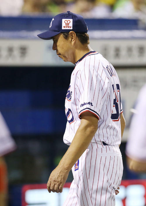 ヤクルト対阪神　8回表を前に選手交代を告げた小川監督は険しい表情でベンチに戻る（撮影・河野匠）