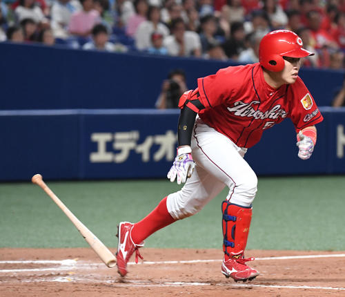 中日対広島　8回表広島2死二塁、小園は右前適時打を放つ（撮影・前岡正明）