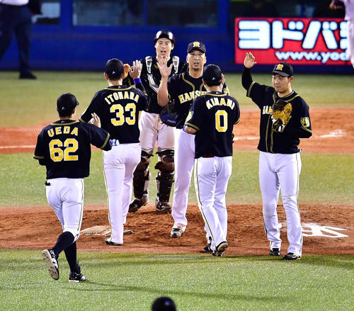 ヤクルト対阪神　今季初の5連勝に沸く阪神ナイン（撮影・小沢裕）