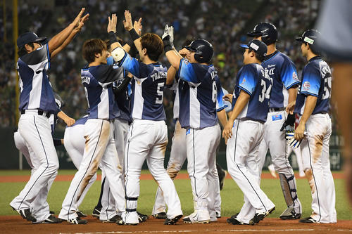 西武対楽天　10回裏西武2死一、二塁、サヨナラの左適時二塁打を放った中村（中央）はナインから祝福される（撮影・鈴木みどり）