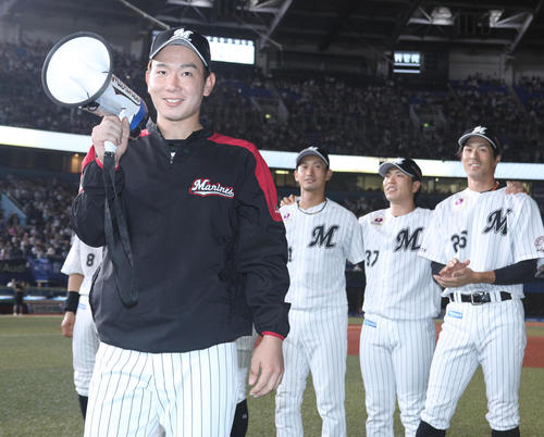 ロッテ対ソフトバンク　勝利の報告をする中村稔らロッテナイン（撮影・中島郁夫）