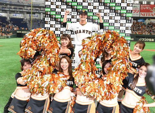 巨人対DeNA　お立ち台で石川はビーナスが作るマジック20を前に笑顔を見せる（撮影・山崎安昭）