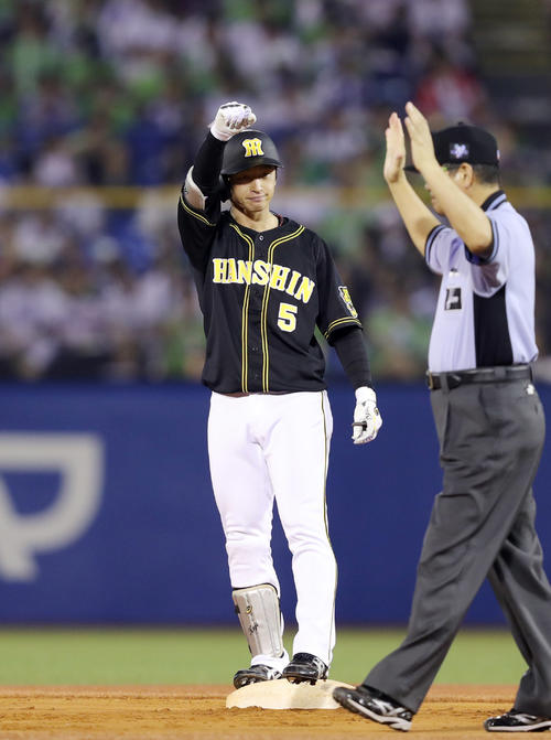 ヤクルト対阪神　9回表阪神2死、近本は左中間へ二塁打を放ちガッツポーズ（撮影・前田充）