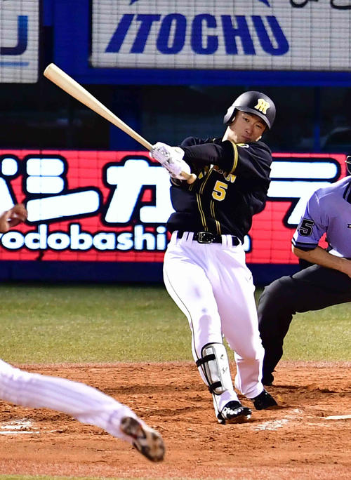 ヤクルト対阪神　9回表阪神2死、近本は左二塁打を放つ（撮影・小沢裕）