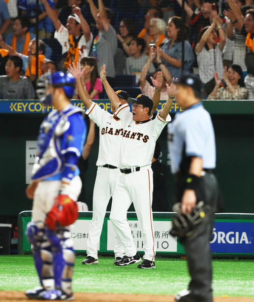 巨人対DeNA　11回裏巨人無死二塁、石川のサヨナラ2点本塁打をバンザイで喜ぶ原監督（中央）（撮影・足立雅史）
