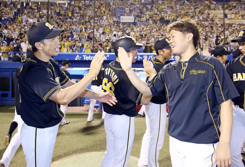 ヤクルト対阪神　ヤクルトに勝利し、勝利投手の西（右）とタッチを交わす矢野監督（撮影・前田充）