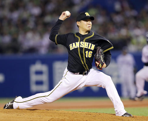 ヤクルト対阪神　ヤクルト打線を相手に粘りの投球を見せる西（撮影・前田充）