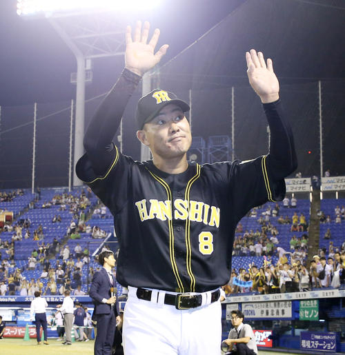 ヤクルト対阪神　ファンの声援に応え引き揚げる福留（撮影・前田充）