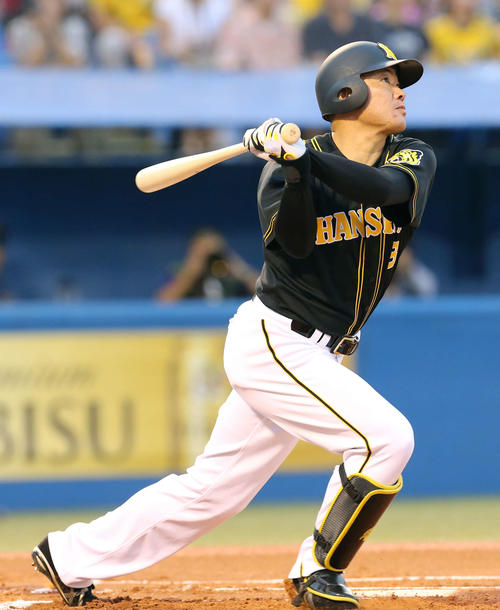 ヤクルト対阪神　1回表阪神1死一塁、先制の右越え2点本塁打を放つ福留（撮影・河野匠）