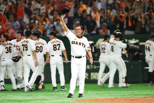 巨人対DeNA　サヨナラ勝利し笑顔でファンの声援に応える巨人原監督（撮影・足立雅史）