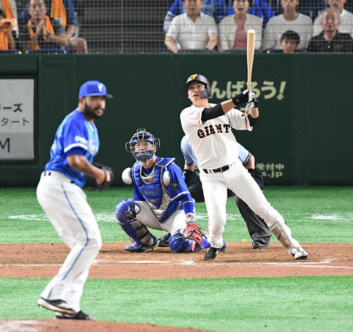 11回裏巨人無死二塁、代打石川慎吾はサヨナラの2点本塁打を放つ（撮影・加藤諒）