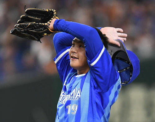 巨人対DeNA　9回裏巨人の攻撃中に汗を拭う山崎（撮影・山崎安昭）