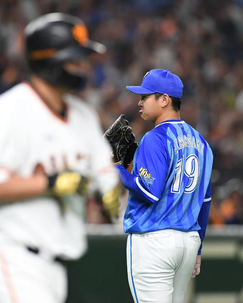 巨人対DeNA　9回裏巨人2死一塁、山崎（右）は代打阿部を四球で歩かせる（撮影・山崎安昭）