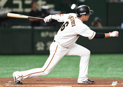 巨人対DeNA　1回裏巨人1死、坂本勇は左翼へ二塁打を放つ（撮影・山崎安昭）