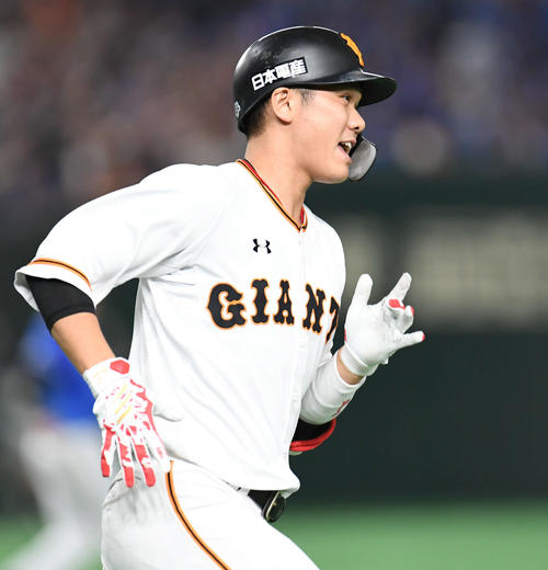 巨人対DeNA　9回裏巨人2死一、二塁、坂本勇は左翼へ適時打を放つ（撮影・山崎安昭）