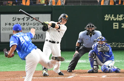 6回裏巨人1死、丸は左越えのソロ本塁打を放つ（撮影・加藤諒）