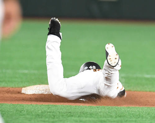 巨人対DeNA　11回裏巨人無死一塁、重信は二塁盗塁を決める（撮影・山崎安昭）