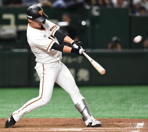 巨人対DeNA　11回裏巨人無死二塁、代打石川は中越えにサヨナラ2点本塁打を放つ（撮影・山崎安昭）