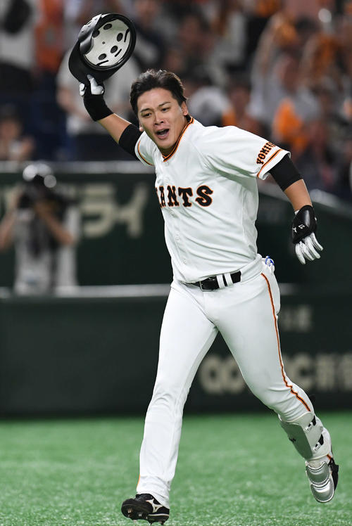 巨人対DeNA　11回裏巨人無死二塁、代打石川は中越えにサヨナラ2点本塁打を放ちヘルメットを投げる（撮影・山崎安昭）