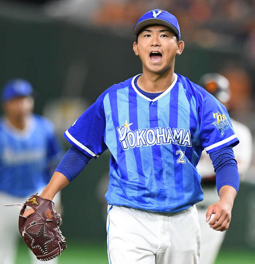 巨人対DeNA　4回裏巨人2死一、二塁、ゲレーロから空振り三振を奪ってピンチを切り抜け、絶叫する先発今永（撮影・加藤諒）