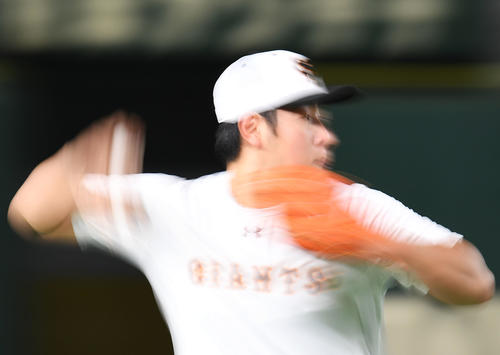 巨人対DeNA　試合を前にノックを受ける巨人の岡本（撮影・加藤諒）