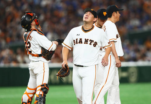 巨人対DeNA　7回途中マウンドを降りる巨人山口（撮影・足立雅史）