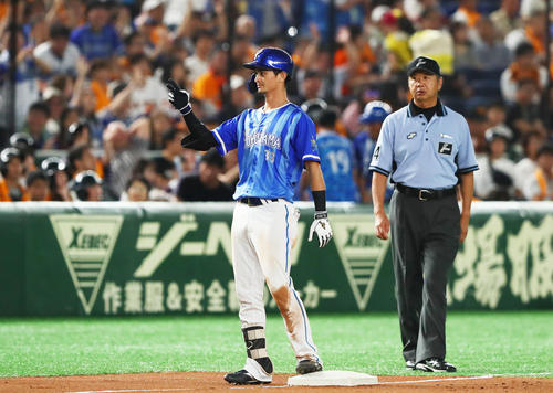巨人対DeNA　7回表巨人2死二塁、乙坂は適時三塁打を放ちベンチに向かってポーズ（撮影・足立雅史）