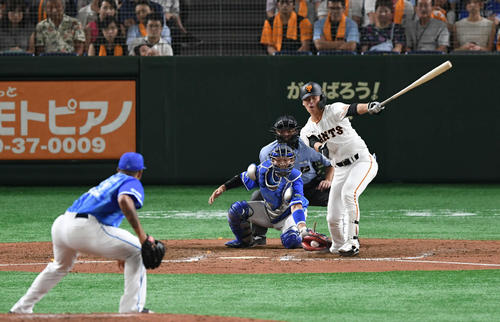 巨人対DeNA　7回裏巨人2死三塁、代打石川は空振り三振に倒れる。投手エスコバー（撮影・山崎安昭）