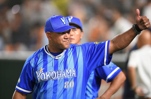 巨人対DeNA　巨人に勝利し、観客と勝利を分かち合うDeNAのラミレス監督（撮影・加藤諒）