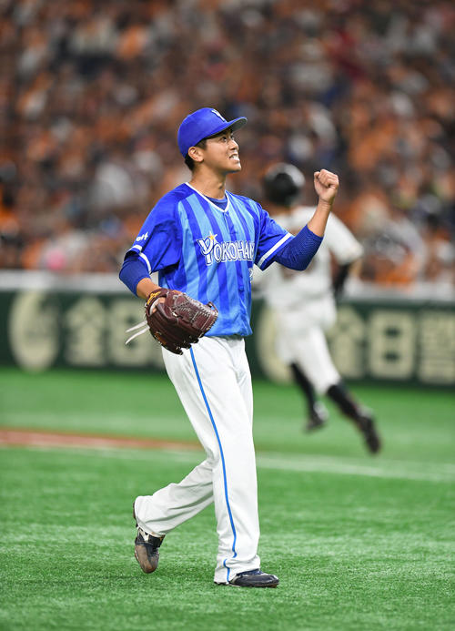 巨人対DeNA　2回表巨人2死二塁、先発今永は若林を左飛に打ち取りガッツポーズ（撮影・加藤諒）