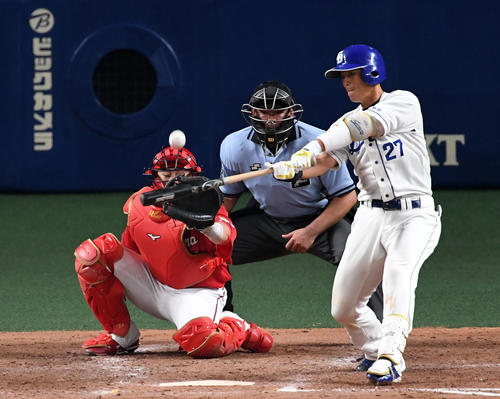 中日対広島　4回裏中日1死二、三塁、大野奨は中犠飛を放つ（撮影・前岡正明）