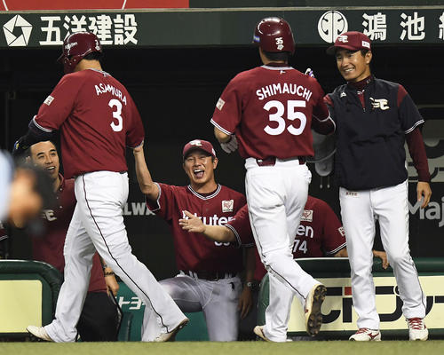 5回表楽天2死二塁、右越え2点本塁打の浅村（左手前）を笑顔で迎える平石監督（中央）（撮影・鈴木みどり）