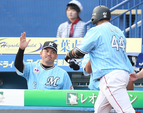 ロッテ対ソフトバンク　2回裏ロッテ無死、先制本塁打を放った井上（右）を迎える井口監督（撮影・中島郁夫）