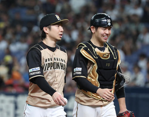 3回裏オリックス1死満塁、吉田正尚を併殺打に打ち取りベンチに引き揚げる金子弌大（左）、清水優心（撮影・白石智彦）