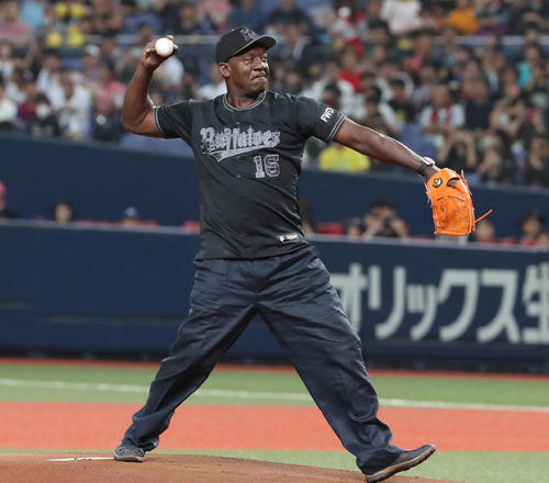 オリックス対日本ハム　始球式で投球するラルフ・ブライアント氏（撮影・白石智彦）