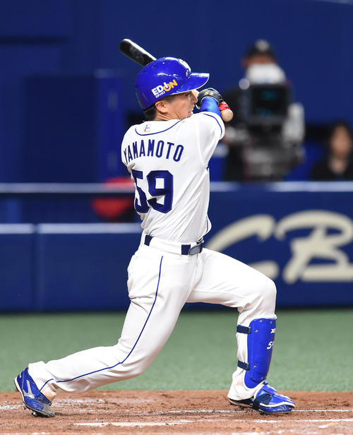 4回裏中日2死一、二塁、左前適時打を放った山本拓実（撮影・森本幸一）