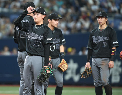 オリックス対日本ハム　6回表日本ハム1死二、三塁、降板する竹安大知（撮影・渦原淳）