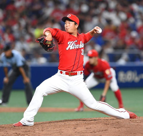 7回裏、広島4番手で登板する塹江敦哉（撮影・森本幸一）