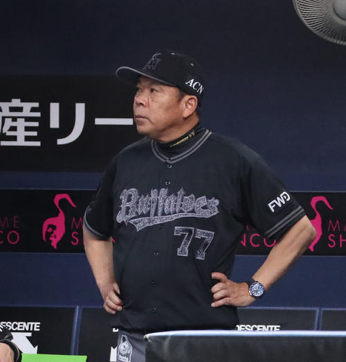 オリックス対日本ハム　スコアボードを見上げる西村監督（撮影・白石智彦）
